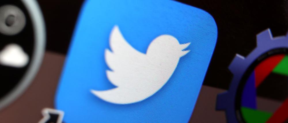Das Twitter-Logo wird auf dem Bildschirm eines Laptops dargestellt.