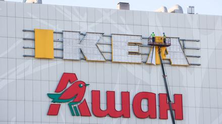 Arbeiter nehmen ein Ikea-Schild vom Einkaufszentrum „Aviapark“ in Moskau ab. Der schwedische Möbelhändler hat sein Geschäft in Russland eingestellt.