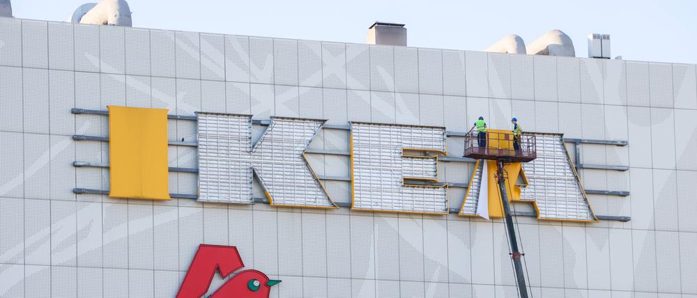 Arbeiter nehmen ein Ikea-Schild vom Einkaufszentrum „Aviapark“ in Moskau ab. Der schwedische Möbelhändler hat sein Geschäft in Russland eingestellt.