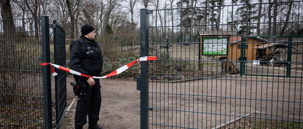 Polizeiabsperrungen am und im Bürgerpark Pankow nach dem Tötungsdelikt an fünfjährigem Mädchen.