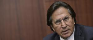 (FILES) In this file photo taken on June 17, 2016, former President of Peru Alejandro Toledo speaks during a discussion on Venezuela and the OAS at The Center for Strategic and International Studies (CSIS) in Washington, DC. - The United States has authorized the extradition of former Peruvian president Alejandro Toledo, who served from 2001 to 2006, to face charges of corruption in his home country, Peru's prosecutor's office said February 21, 2023. "We have been informed that the US State Department authorized the extradition of Alejandro Toledo Manrique for the crimes of collusion and money laundering," the prosecutor's office said on Twitter. (Photo by Mandel Ngan / AFP)