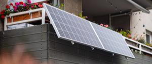 Auch für Balkonkraftwerke aus Solarpaneelen gibt es jetzt Geld von der Stadt. Potsdam fördert die Anschaffung mit maximal 1200 Euro je Objekt. 