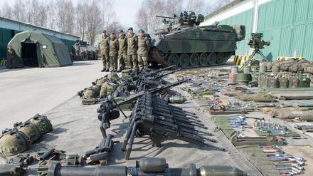 Die Rüstungsindustrie macht der Bundesregierung angesichts ausbleibender Aufträge aus dem 100 Milliarden Euro umfassenden Sondervermögen für die Bundeswehr schwere Vorwürfe.