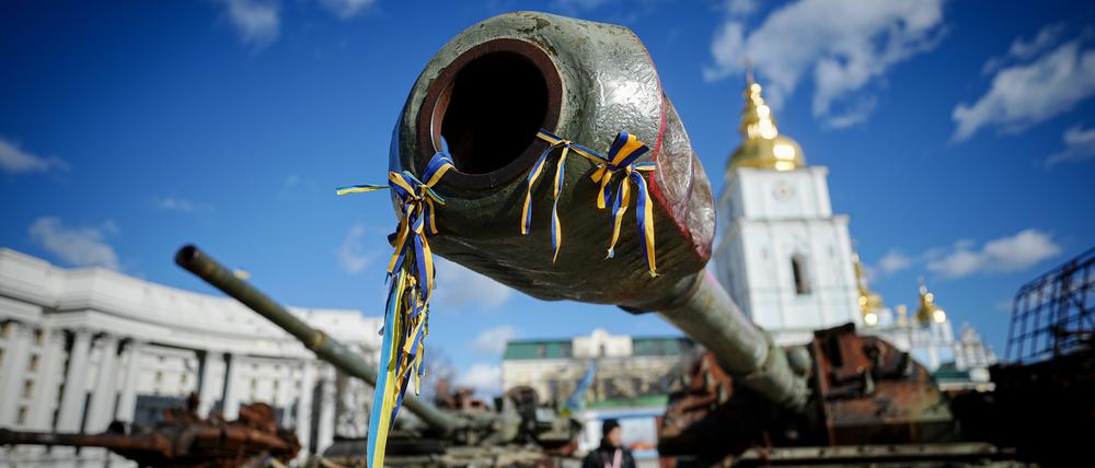Von der Ukraine eroberte russische Panzer stehen auf dem Michaelsplatz in Kiew.