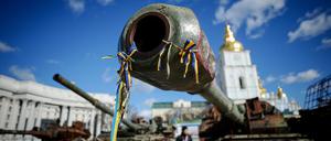 Von der Ukraine eroberte russische Panzer stehen auf dem Michaelsplatz in Kiew.