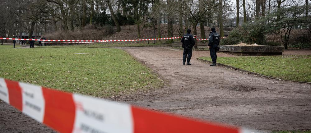 Polizeiabsperrungen am und im Bürgerpark Pankow nach dem Tötungsdelikt an fünfjährigem Mädchen.
