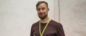 Bohdan Zhuk mit dem Sunny Bunny – Preis für den besten queeren Film des Molodist Festivals. 