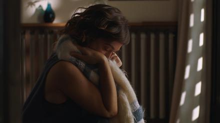 Nina (Friederike Becht) mit Oma Maries Pulli in „Geranien“. 