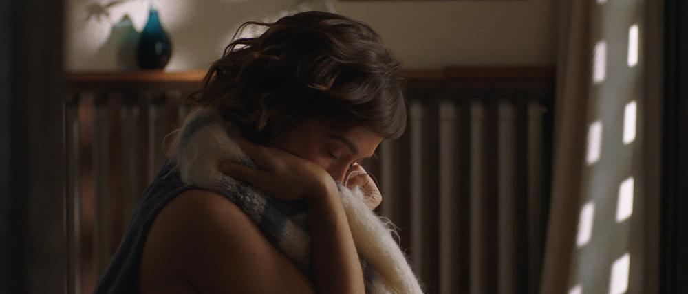 Nina (Friederike Becht) mit Oma Maries Pulli in „Geranien“.