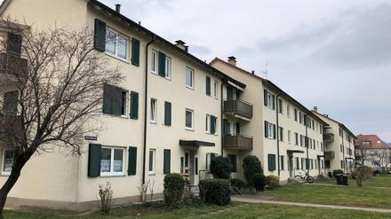 Lörrach: Zweiräder parken vor Wohnblocks der Wohnbau Lörrach.