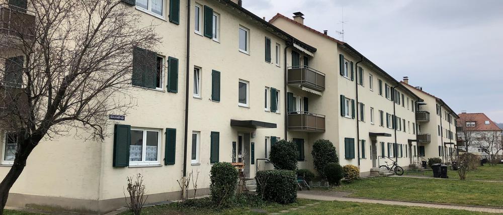 Lörrach: Zweiräder parken vor Wohnblocks der Wohnbau Lörrach.