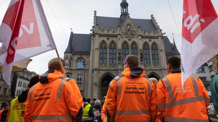 Demonstranten halten bei einem Warnstreik auf dem Erfurter Fischmarkt Fahnen von Verdi (Symbolbild)