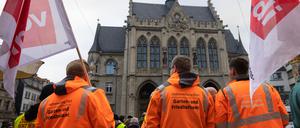 Demonstranten halten bei einem Warnstreik auf dem Erfurter Fischmarkt Fahnen von Verdi (Symbolbild)