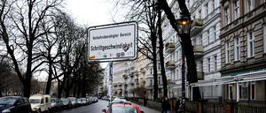 Der Graefekiez zwischen dem Landwehrkanal mit der Admiralbrücke und der Urbanstraße mit dem Urbankrankenhaus sowie der Hasenheide und dem Kottbusser Damm in Berlin-Kreuzberg, aufgenommen am 5. Januar 2012 für MEHR BERLIN. Im Bild: Ein Straßenschild Verkehrsberuhigter Bereich - Schrittgeschwindigkeit am Planufer. Foto: Kitty Kleist-Heinrich Berlin Deutschland *** the Graefe neighborhood between the Landwehr Canal with the Admiral bridge and the Urban street with the Urban hospital and the Hasenheide and the Kottbusser Dam in Berlin Kreuzberg Date at 5 January 2012 for more Berlin in Picture a Road sign Verkehrsberuhigter Range Step speed at Plan shore Photo Kitty Kleist Heinrich Berlin Germany Copyright: xKittyxKleist-Heinrichx