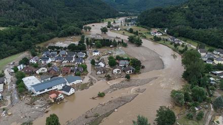 ARCHIV - 15.07.2021, Rheinland-Pfalz, Insul: Eine Luftaufnahme des Dorfes Insul zeigt das Ausmaß der Flutzerstörungen vom 14. und 15. Juli 2021 an der Ahr. (zu dpa «Hilfsbündnis: Spendenauszahlung nach Flutkatastrophe dauert Jahre») Foto: Boris Roessler/dpa +++ dpa-Bildfunk +++