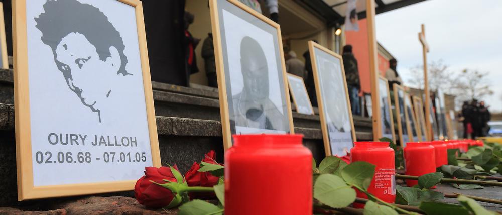 Zum Gedenken an Oury Jalloh wurden Bilder und Kerzen aufgestellt.