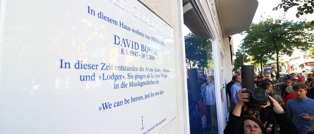 Gedenktafel für den verstorbenen britischen Musiker David Bowie am seinem ehemaligen Wohnhaus in der Hauptstraße 155 in Berlin-Schöneberg. 