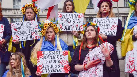 News Bilder des Tages April 9, 2022, London, England, United Kingdom: Demonstrators staged a massive die-in and held babies and signs covered in fake blood in protest against the massacre in the town of Bucha and atrocities reportedly committed by Russian forces in Ukraine. London United Kingdom - ZUMAv130 20220409_zip_v130_025 Copyright: xVukxValcicx