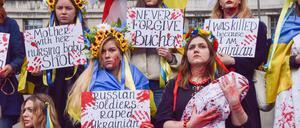 News Bilder des Tages April 9, 2022, London, England, United Kingdom: Demonstrators staged a massive die-in and held babies and signs covered in fake blood in protest against the massacre in the town of Bucha and atrocities reportedly committed by Russian forces in Ukraine. London United Kingdom - ZUMAv130 20220409_zip_v130_025 Copyright: xVukxValcicx
