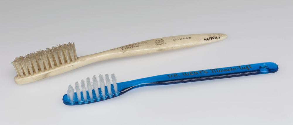 Dr West’s ‘Miracle Tuft’ toothbrush, von Du Pont, die erste Zahnbürste mit Borsten aus Nylon (vorne). Dahinter ein älteres Modell mit Pferdehaar der Firma Savory and Moore Ltd., London.