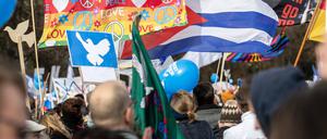 Wie sich die Szenen vermischen. Bei der Münchner Friedensdemo vom 18. trifft der Wunsch nach „Love and Peace“ auf die Forderung „Ami go home“. 