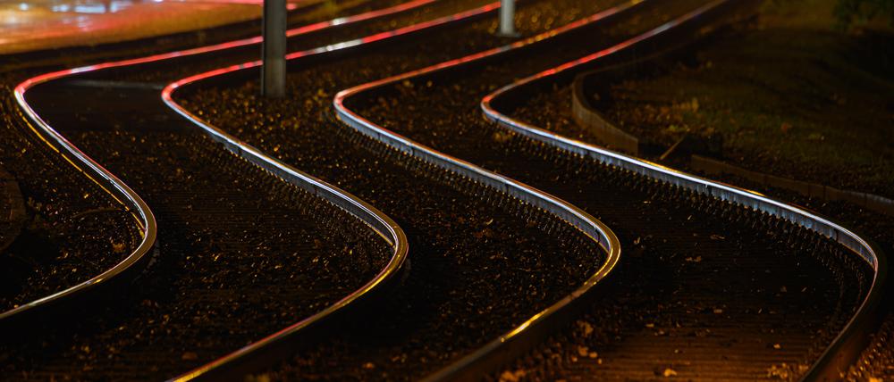 ARCHIV - 15.10.2020, Sachsen, Dresden: Leere Straßenbahngleise sind am Morgen zu sehen während Autos im Hintergrund entlang fahren. Mit einer Forderung nach mindestens 650 Euro mehr Lohn zieht die Gewerkschaft EVG in die Tarifverhandlungen mit der Deutschen Bahn und Dutzenden weiteren Bahnbetrieben. (zu dpa «Mindestens 650 Euro - Bahngewerkschaft EVG übertrifft Verdi-Forderung») Foto: Robert Michael/dpa-Zentralbild/dpa +++ dpa-Bildfunk +++