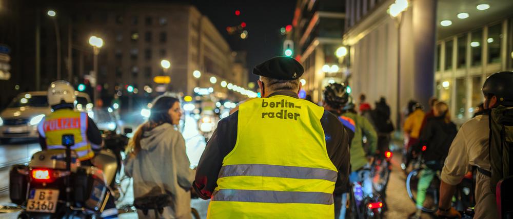 Als die Critical Mass 1997 in Berlin startete, versuchte die Polizei noch, die Ausfahrten zu verhindern. Heute begleitete sie die Radfahrenden auf ihrer Strecke mitten durch die Stadt.