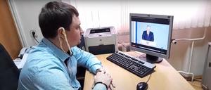 Der kommunistische Abgeordnete Michail Abdalkin schaut die Rede Putins an die Nation mit Spaghetti auf den Ohren.