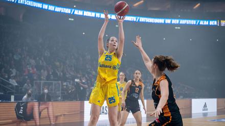 Hilke Feldrappe (li.) ist eine der Spielerinnen, die die lange Pause in der Basketball-Bundesliga nutzten, um wieder fit zu werden.