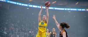 Hilke Feldrappe (li.) ist eine der Spielerinnen, die die lange Pause in der Basketball-Bundesliga nutzten, um wieder fit zu werden.