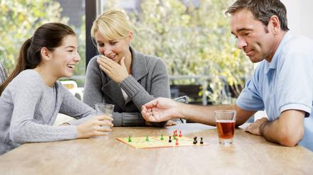 Zeitverschwendung oder Retter in der Not? Brettspiele wie „Mensch ärgere Dich nicht“ erleben in der Pandemie eine Renaissance.