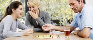 Zeitverschwendung oder Retter in der Not? Brettspiele wie „Mensch ärgere Dich nicht“ erleben in der Pandemie eine Renaissance.