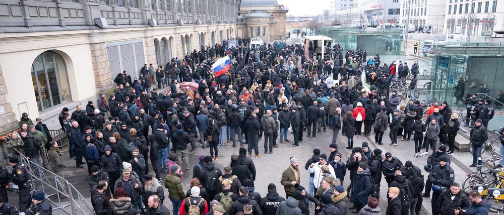 Zahlreiche Rechtsextreme stehen anlässlich einer Kundgebung vor dem Hauptbahnhof. 
