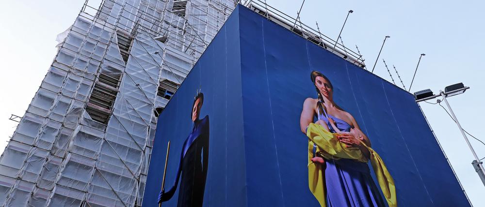 Banner mit Porträts ukrainischer Flüchtlingsfrauen am Turm Garnisonkirche.
