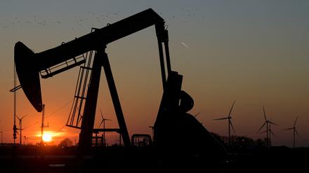 FILE PHOTO: A pump jack of Wintershall DEA is pictured in Emlichheim near the northern German city of Meppen, Germany, March 9, 2022. REUTERS/Fabian Bimmer/File Photo
