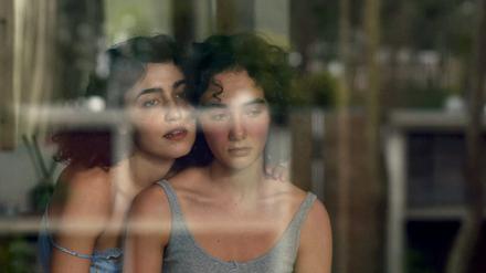 Carolina Amaral und Leonor Vasconcelos in „Vivir mal“.