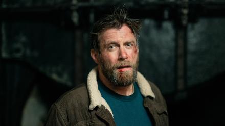 Ken Duken als vermöbelter Ermittler Ali Zeller in der Serie „Drift: Partners in Crime“ 