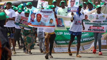 All Progressives Congress supporters hold posters and banners of Nigerian President Muhammadu Buhari and presidential candidate Bola Tinubu during a party campaign, ahead of Nigeria's Presidential elections, in Yola, Nigeria, February 22, 2023. REUTERS/Esa Alexander