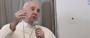 Papst Franziskus warnt vor Verschmelzung von Mensch und Maschine.