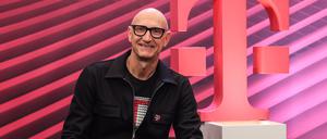 dpatopbilder - 23.02.2023, Nordrhein-Westfalen, Bonn: Timotheus Höttges, Vorstandsvorsitzender der Deutschen Telekom, sitzt vor  der Bilanzpressekonferenz neben dem Logo des Unternehmens. Bei der Deutschen Telekom ist der Gesamtumsatz im Vergleich zu 2021 um 6,1 Prozent auf 114,4 Milliarden Euro gestiegen. (Zu dpa: "Deutsche Telekom will dieses Jahr operativ noch mehr zulegen") Foto: Oliver Berg/dpa +++ dpa-Bildfunk +++