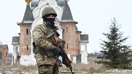 Ein Kämpfer der Söldner-Gruppe Wagner in den Straßen der umkämpften ukrainischen Stadt Soledar im Donbass.