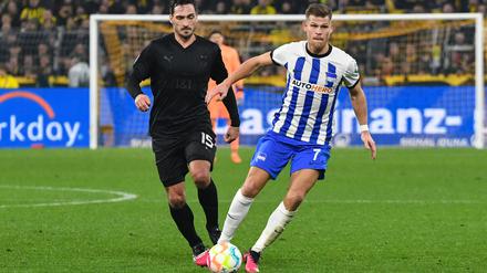 Nicht nur Vollstrecker. Florian Niederlechner (r.) muss als Stürmer viel für die Defensive tun.