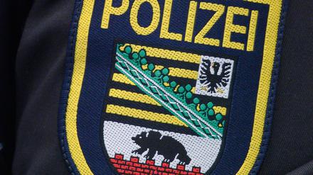 Das Wappen der Landespolizei Sachsen-Anhalt, aufgenäht auf einer Polizeiuniform.