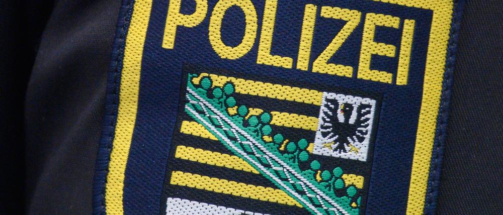 Das Wappen der Landespolizei Sachsen-Anhalt, aufgenäht auf einer Polizeiuniform.