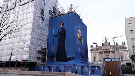 Die Kunstbanner - das Bild mit Frau und dem Kind ist zerschnitten worden. 