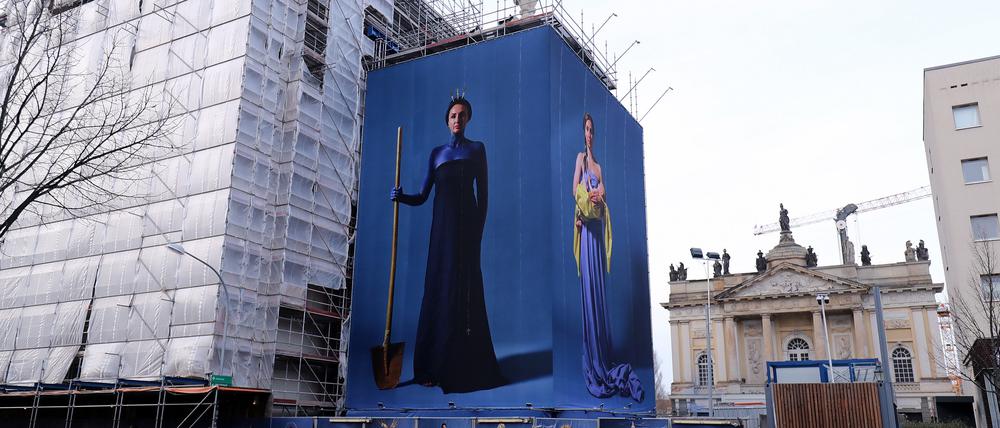 Die Kunstbanner - das Bild mit Frau und dem Kind ist zerschnitten worden. 