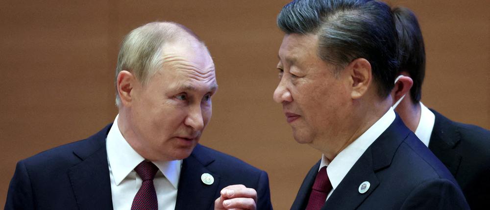 Der russische Präsident Wladimir Putin im Gespräch mit dem chinesischen Präsidenten Xi Jinping.