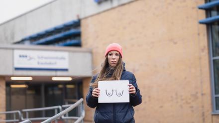 Lotte Mies wurde des Hallenbads in Kaulsdorf verwiesen, weil sie oben ohne schwimmen wollte.