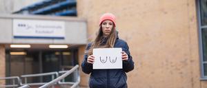 Lotte Mies wurde des Hallenbads in Kaulsdorf verwiesen, weil sie oben ohne schwimmen wollte.