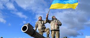Ukrainische Soldaten mit ihrer Nationalflagge bei einem Panzer-Training in Großbritannien.